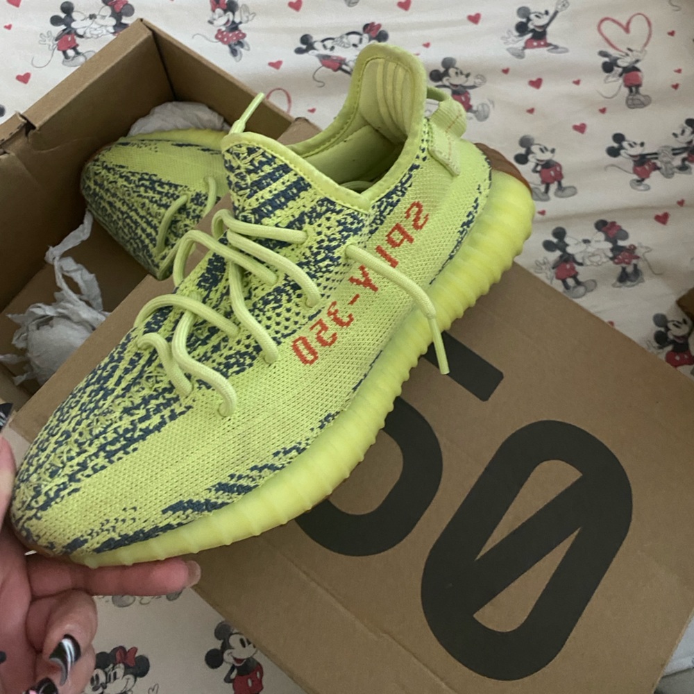 I’m selling these yeezy 360. Lime green color #yeezys #yeezy360